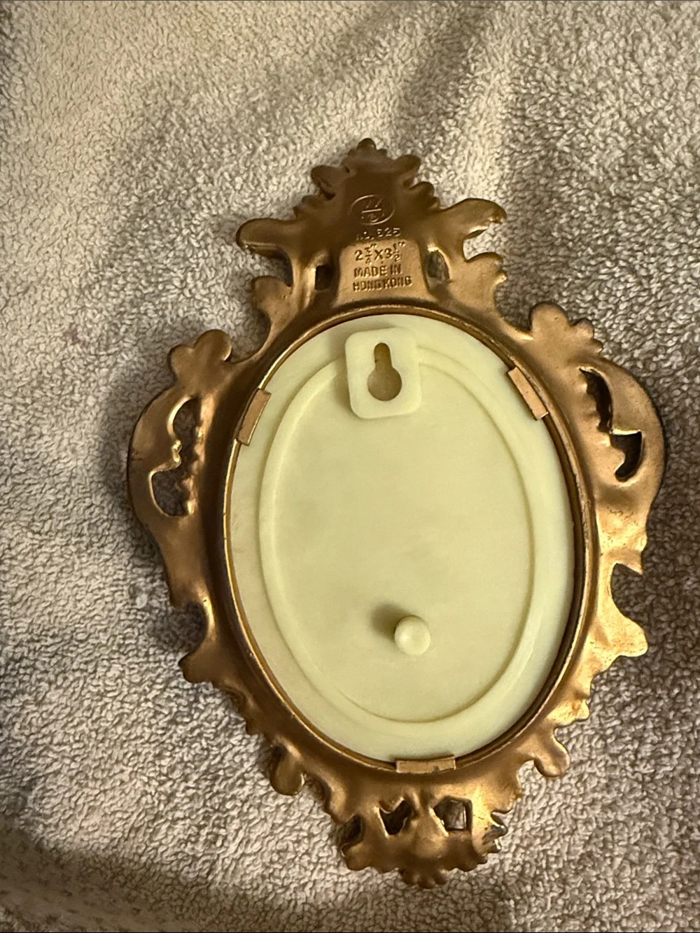 Ornate Gold G25 Plastic Oval Wall Plaque Historic Red Coats Soldier Print OSP